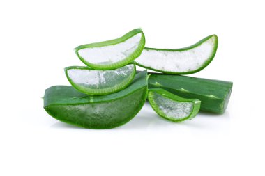 aloe vera dilimleri, beyaz zemin üzerine izole