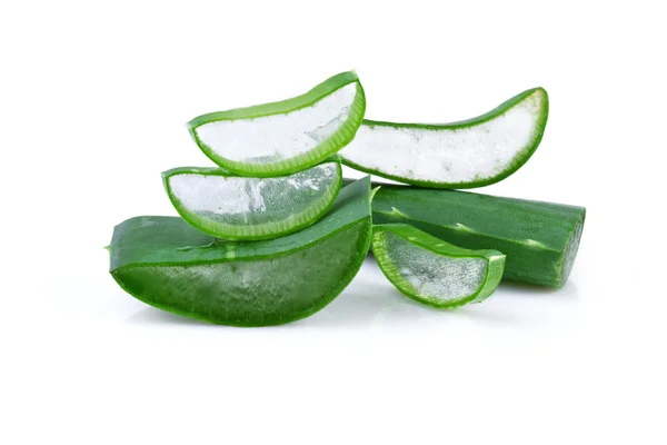 Aloe vera irisan, terisolasi pada latar belakang putih — Stok Foto