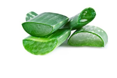 aloe vera yaprağı ve beyaz arka plan üzerinde izole dilimleri
