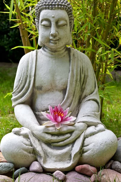 Buddha con foglie di loto e bambù sullo sfondo — Foto Stock