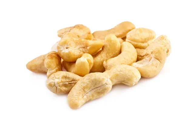 Cashewnüsse isoliert auf weiß, Nahaufnahme — Stockfoto