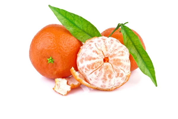 Tangerine of Mandarijn met bladeren, geïsoleerd op witte achtergrond — Stockfoto