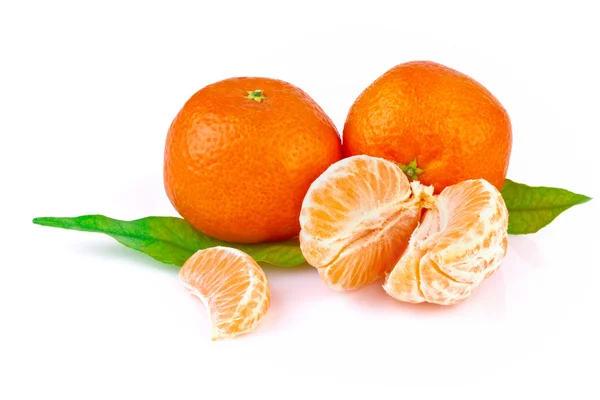 Tangerine of Mandarijn met bladeren, geïsoleerd op witte achtergrond — Stockfoto