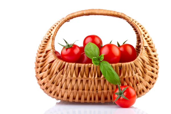 Frische Tomaten im Korb isoliert auf weißem Hintergrund — Stockfoto