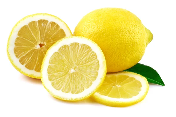 Frische Zitronen isoliert auf weißem Hintergrund — Stockfoto