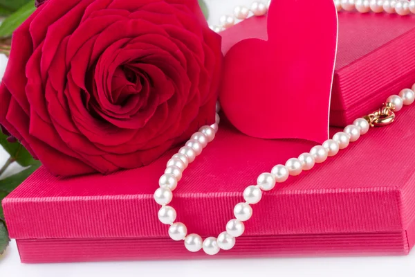 Caja de regalo con rosa roja y corazón y collar de perlas —  Fotos de Stock