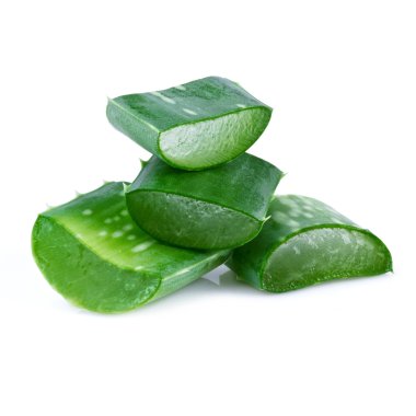 aloe vera yaprağı ve üzerinde beyaz izole dilimleri