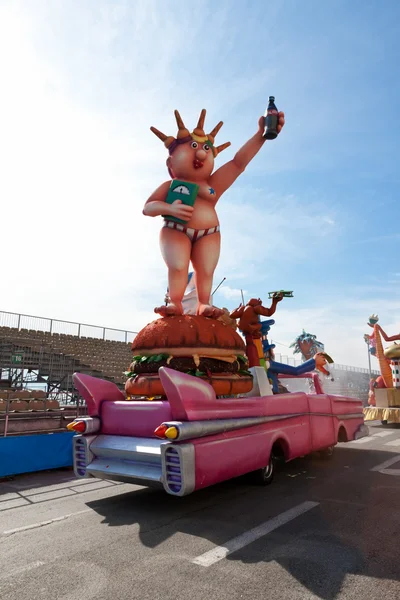 Carrozas alegóricas en el carnaval de Niza el 26 de febrero de 2013 . —  Fotos de Stock