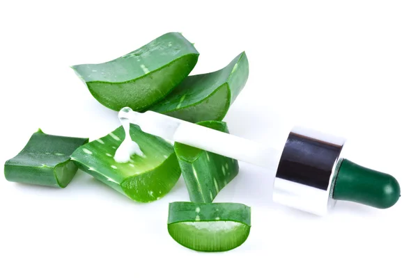 Aloe Vera Blatt und Scheiben mit Pipette isoliert auf weißem Hintergrund — Stockfoto