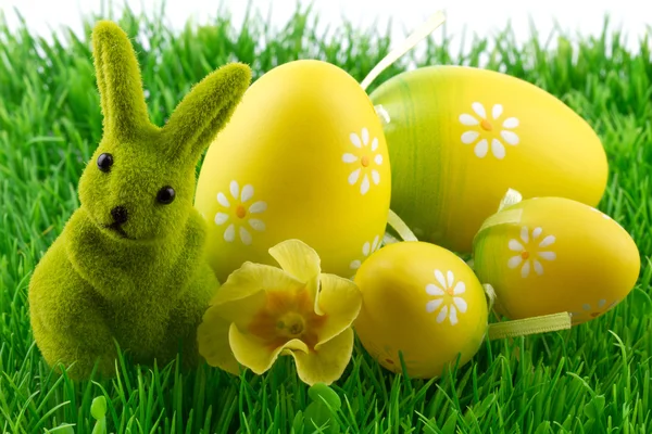Zajączek z Wielkanoc jaja na zielonej trawie — Zdjęcie stockowe