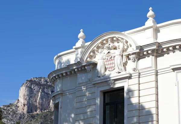 Detalle del Palacio del Príncipe de Mónaco con un relieve el escudo de armas — Foto de Stock