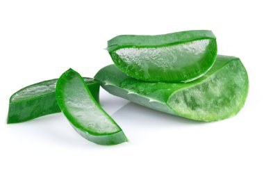 aloe vera yaprağı üzerinde izole beyaz dilimlenmiş