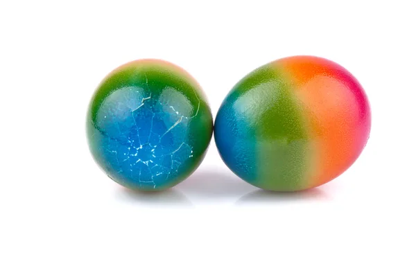 Ovo batendo, dois ovos de páscoa coloridos — Fotografia de Stock