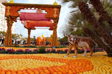 Menton, Fransa - 27 Şubat: limon Festivali (fete du citron) Fransız Rivierası.