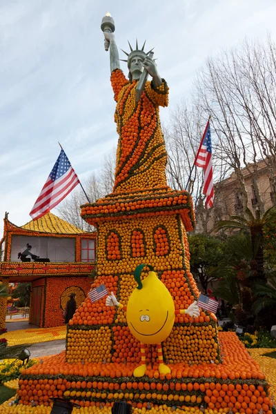 MENTON, FRANCIA - 27 DE FEBRERO: Festival del Limón (Fete du Citron) en la Riviera francesa . —  Fotos de Stock