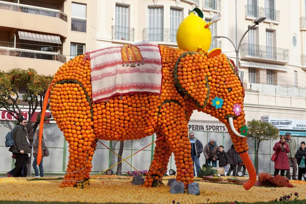 MENTON, FRANCIA - 27 DE FEBRERO: Festival del Limón (Fete du Citron) en la Riviera francesa . —  Fotos de Stock