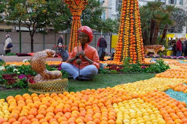 MENTON,FRANCE - FEBRUARY 27: Lemon Festival (Fete du Citron) on the French Riviera. — Stock Photo, Image