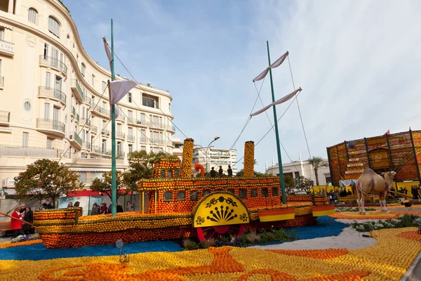 MENTON, FRANCIA - 27 DE FEBRERO: Festival del Limón (Fete du Citron) en la Riviera francesa —  Fotos de Stock