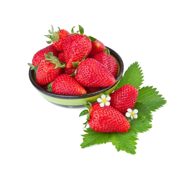 Reife Erdbeeren in grüner Schüssel — Stockfoto