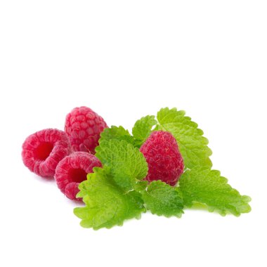 Ahududu ile üzerine beyaz izole nane yaprakları