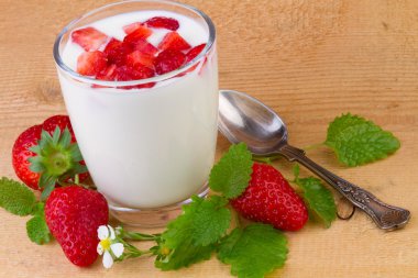 Yoğurtlu taze çilek