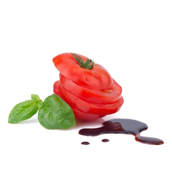 Warzyw pomidor z liści bazylii i octem balsamicznym — Zdjęcie stockowe