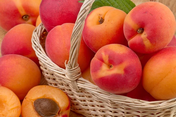 Fresh apricot in wicker basket in close up — Stock Photo, Image