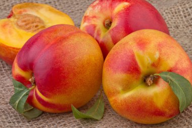 Kuru soğan veya ahşap zemin üzerinde şeftali