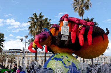 Nice, Fransa - 26 Şubat: Fransız riviera'sında güzel karnaval. Riviera ana kış olay bu. 2013 için Tema, beş kıtada kralıydı. Nice, Fransa - 26 Şubat 2013