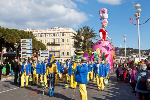 Nice, Frankrijk - 26 februari: Carnaval van nice in Côte d'Azur. Dit is het belangrijkste winter evenement van de Rivièra. het thema voor de periode 2013 was koning van de vijf continenten. Nice, Frankrijk - 26 februari 2013 — Stockfoto