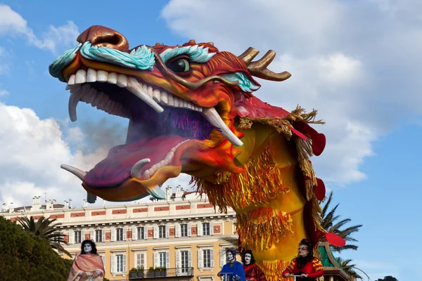 Niza, FRANCIA - 26 DE FEBRERO: Carnaval de Niza en la Riviera francesa. Este es el principal evento invernal de la Riviera. El tema para 2013 fue Rey de los cinco continentes. Niza, Francia - Feb 26, 2013 —  Fotos de Stock