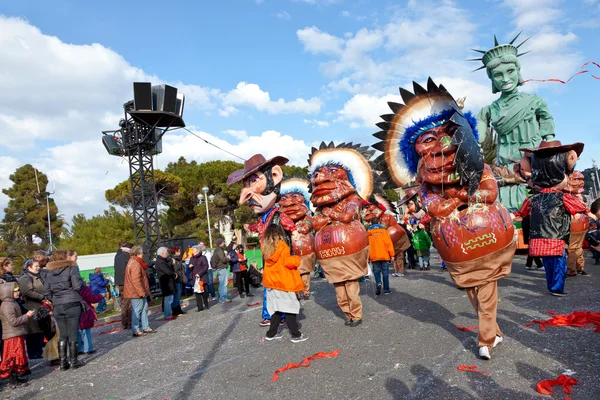 NICE, FRANCE - 26 FÉVRIER : Carnaval de Nice en Côte d'Azur. C'est le principal événement hivernal de la Riviera. Le thème pour 2013 était Roi des cinq continents. Nice, France - 26 février 2013 — Photo