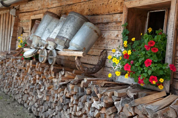 Nostalgische oude melk blikjes in een alpenhut — Stockfoto