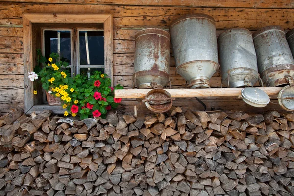 古いミルク缶高山小屋でシェルブに — ストック写真