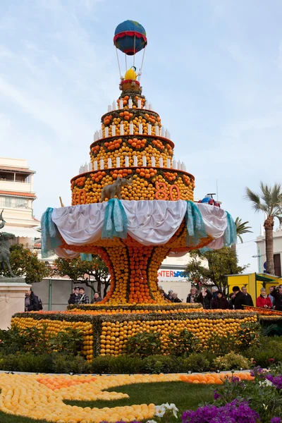 MENTON, FRANCE - FEBRUARY 27: Lemon Festival (Fete du Citron) on the French Riviera.The theme for 2013 was "Around the World in 80 Days: Menton, the Secret Stop". Menton, France. — Stock Photo, Image