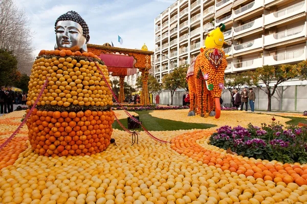 MENTON, FRANCE - 27 FEBRUARY: Lemon Festival (Fete du Citron) pe Riviera Franceză. Tema pentru 2013 a fost "În jurul lumii în 80 de zile: Menton, Secret Stop". Menton, Franța . — Fotografie, imagine de stoc