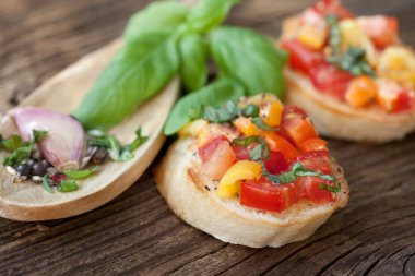 domates, kırmızı biber, sarımsak, fesleğen ahşap zemin ile Bruschetta