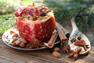 köknar dalı ile pişmiş elma