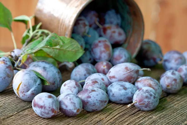 Erik ile yapraklar üzerinde ahşap arka plan