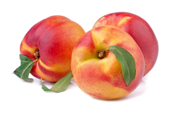 桃或孤立在白色的油桃 — 图库照片