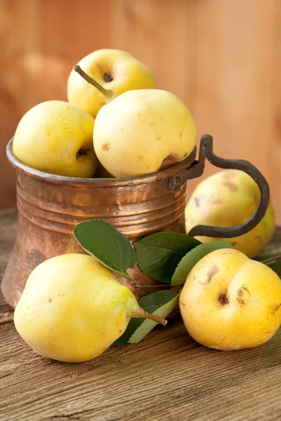 Pere mature in brocca di rame, nature morte — Foto Stock