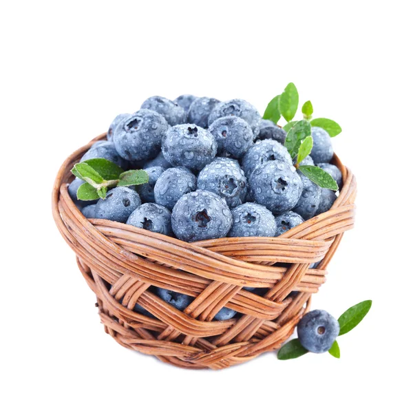 在白色背景上孤立的篮子里的蓝莓 — 图库照片