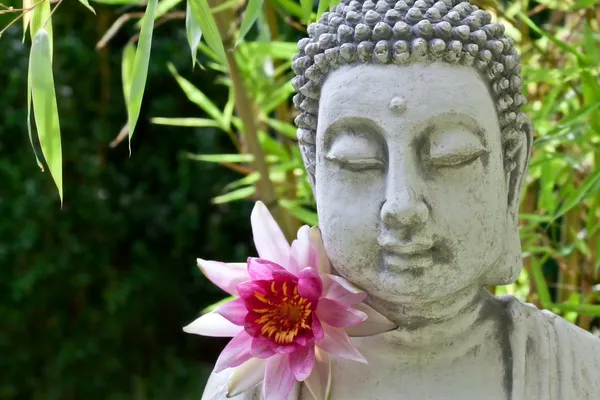 Bouddha avec fleur de lotus et feuilles de bambou — Photo