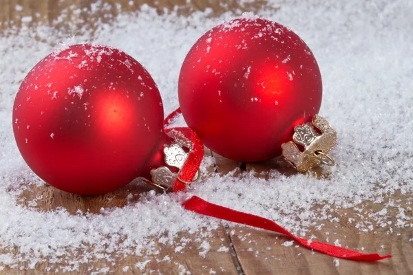 Boules de Noël avec flocons de neige — Photo
