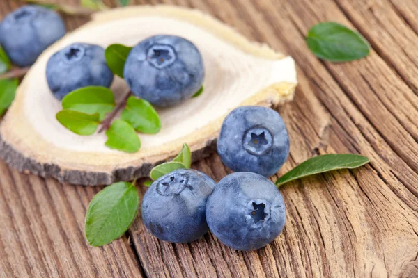 Blaubeere auf Holzgrund — Stockfoto