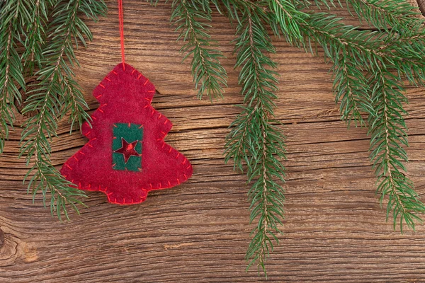 나무 배경 위에 전나무 분기와 크리스마스 장식 — 스톡 사진