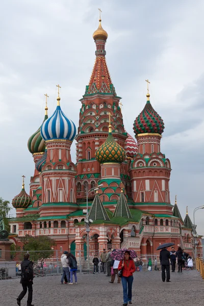 Basilikumkathedrale auf dem Roten Platz an einem regnerischen Tag — Stockfoto