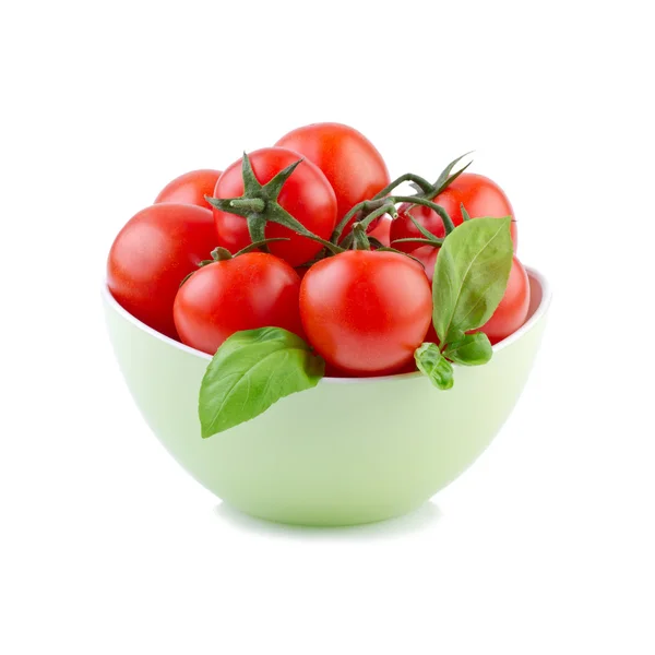 Tomate mit Basilikumblättern in grüner Schüssel — Stockfoto