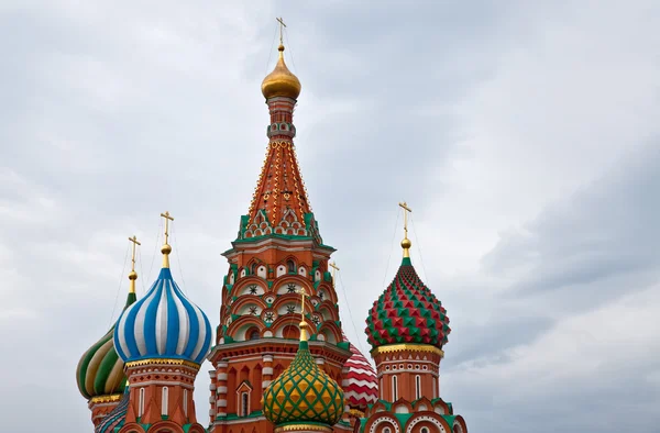 Cúpulas de cebolla de la Catedral de San Basilio en la Plaza Roja, Moscú, Rusia —  Fotos de Stock