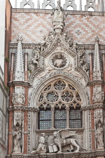 Detail fasády Dóžecí palác, Benátky, Itálie — Stock fotografie